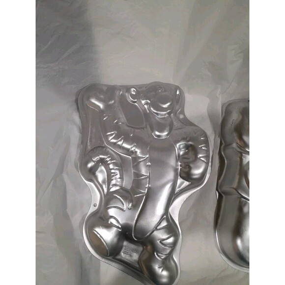 Wilton Cake Pans Winnie The Pooh And Tigger - Picture 6 of 8